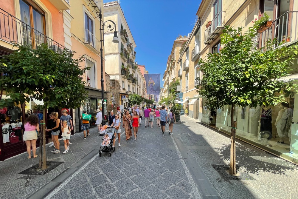Gågatan Corso Italia i centrala Sorrento